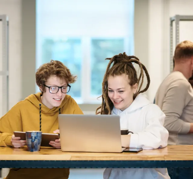 Alumnos trabajando en equipo en un hub de coworking