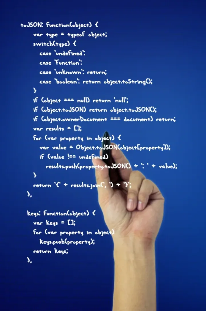 Primer plano de manos escribiendo código